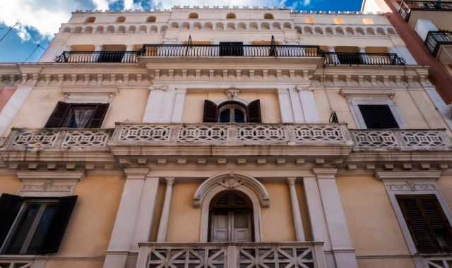 Bari. Torrini, merlature e finestre neogotiche:  Palazzo De Cillis, il 